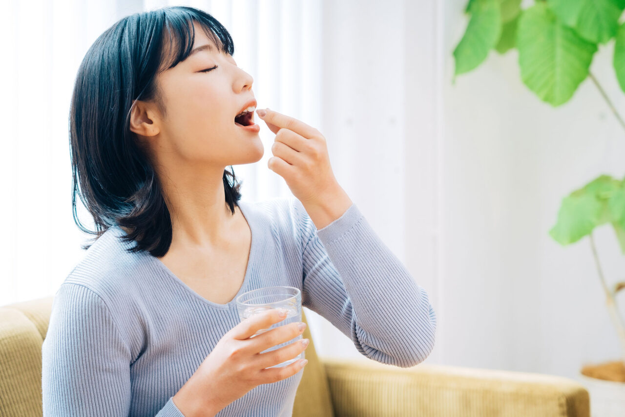サプリを飲む女性イメージ