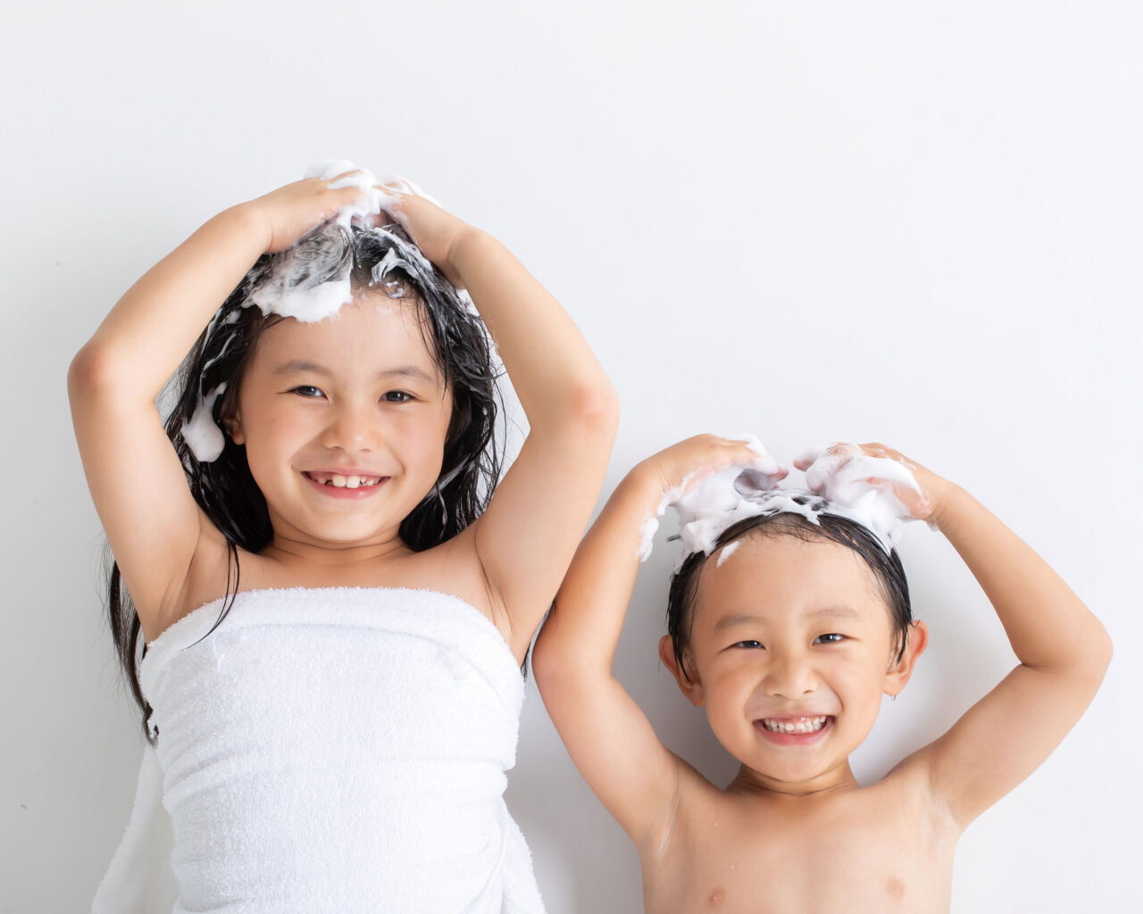 笑顔でシャンプーする子供