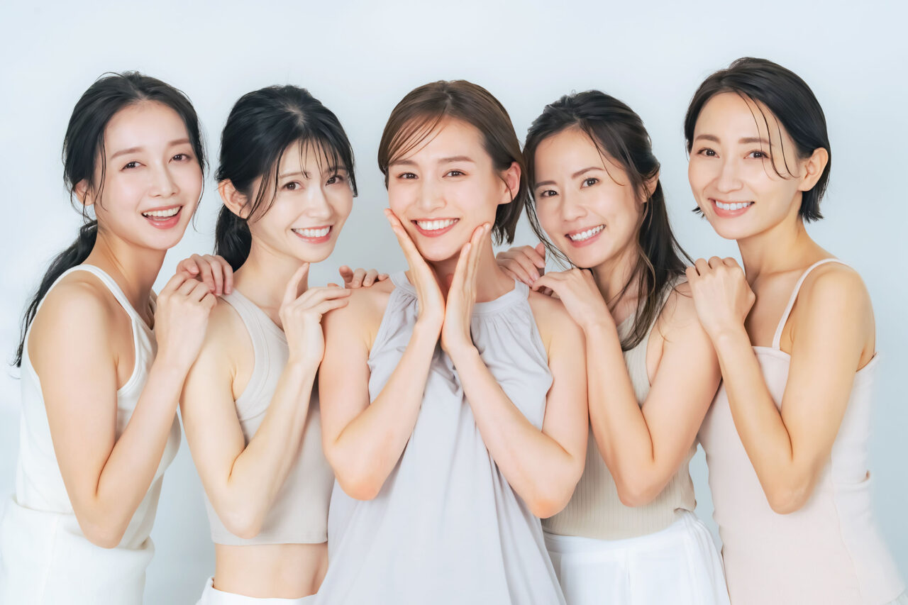 ナチュラルカラーの衣装を着たミドル女性